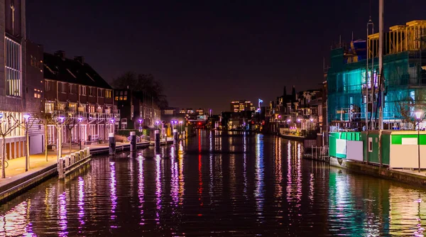 Uitzicht op de rivier met stadsgebouwen in Alphen aan den Rijn, De Nederlanden, Nederlandse architectuur 's nachts — Stockfoto