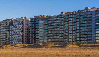 Blankenberge, Belçika, modern Belçika mimarisi sahillerindeki apartmanlar.