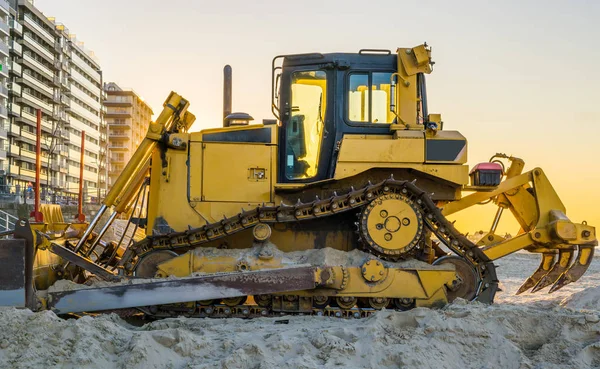 Bulldozer in spiaggia, attrezzature per il movimento terra, macchinari pesanti, industria delle fondamenta — Foto Stock