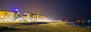 gece, popüler ve turistik yeri Belçika, karanlıkta ışıklı şehir mimarisi Bulvarı ve plaj Blankenberge ışıklı
