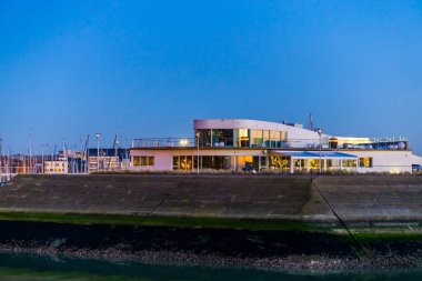 Belçika 'nın Blankenberge limanındaki modern bina, geceleri Belçika mimarisi.