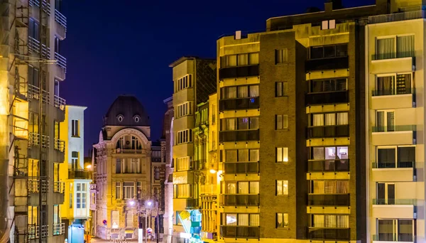 Edificios de la ciudad y apartamentos iluminados por la noche, Arquitectura de Blankenberge, Bélgica — Foto de Stock