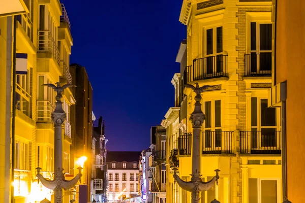 Edificios de apartamentos con pequeños balcones en la ciudad de Blankenberge, Bélgica, arquitectura belga iluminada por la noche — Foto de Stock