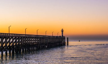 Blankenberge, Belçika 'da deniz manzaralı iskele.