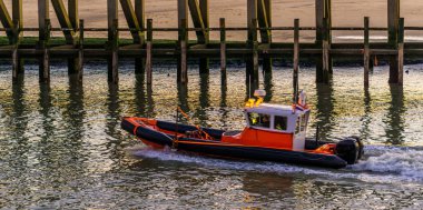 Blankenberge, Belçika 'da limandan geçen tekne, su taşımacılığı