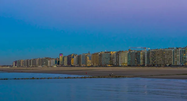 La costa de Blankenberge, popular ciudad belga en la playa, arquitectura de la ciudad iluminada por la noche en Bélgica — Foto de Stock