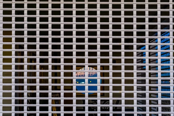 Шаблон закрытого затвора с отверстиями, которые вы можете видеть насквозь, система безопасности для предприятий общественного питания, время закрытия фона — стоковое фото