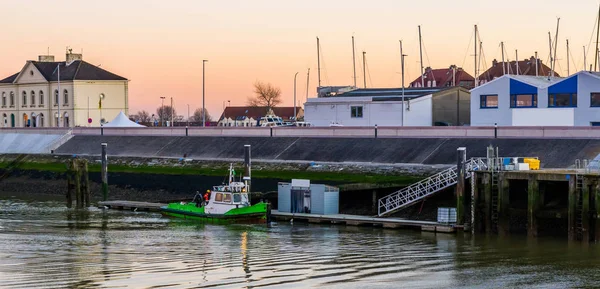 Barco atracado con trabajadores en el puerto de Blankenberge, Bélgica, popular ciudad europea — Foto de Stock
