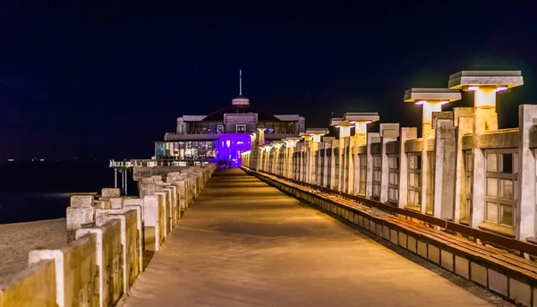 En el embarcadero de Blankenberge playa, belgium, arquitectura popular de la ciudad por la noche — Foto de Stock