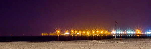 Playa Blankenberge por la noche, costa belga, luces de colores creando hermosas estrellas, lugar de viaje popular en Bélgica — Foto de Stock
