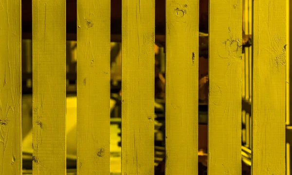 Современные желтые окрашенные деревянные доски, Деталь забора крупным планом, Новый архитектурный фон — стоковое фото