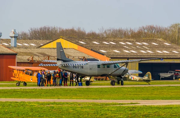 Group of skydivers waiting for take off at seppe airport Breda, Bosschenhoofd, The netherlands, ENPC skydive group of skydivers waiting for take off at seppe airport Breda, Bosschenhoofd, The netherla — Stock Photo, Image