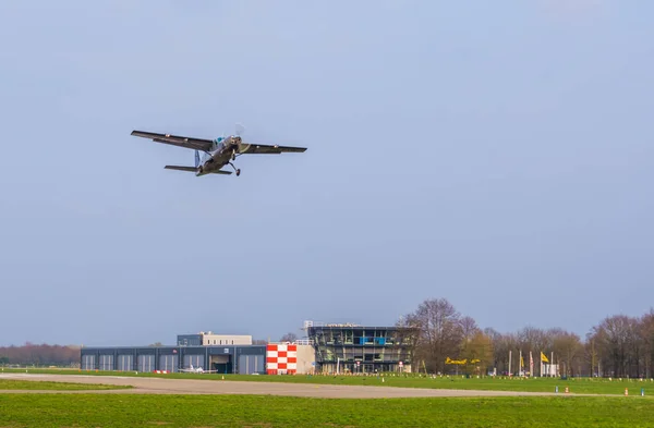 Letištní Seppe Breda s rozsviňujícím letadlem Bosschenkopyd, Severní Brabant, Nizozemsko, populární rekreační letectví, skupina skypotápěčů čekajících na vzletu na letišti Breda, šéf — Stock fotografie