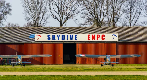 Стрибати з парашутом enpc на sepe аеропорт Breda, boschenhoofd, Нідерланди, березень 30, 2019 — стокове фото