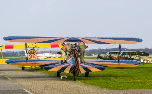 Двоє чоловіків готують політ трюку літака в аеропорту seppe Breda, Bosschenhoofd, Нідерланди, 30 березня, 2019 — стокове фото