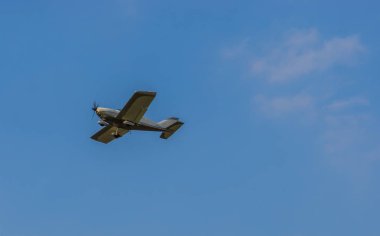 Temiz mavi gökyüzünde uçan küçük dublör uçağı, hava ulaşımı, hobiler ve spor
