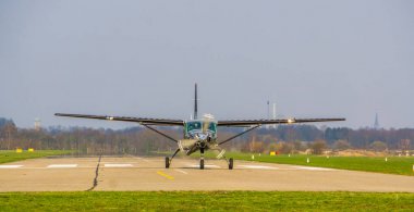 Gümüş uçak havaalanına iniyor, eğlence amaçlı spor ve hobi, hava ulaşımı