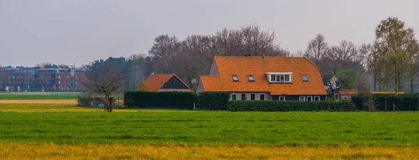 Casa de granjeros en el campo, arquitectura holandesa típica — Foto de Stock