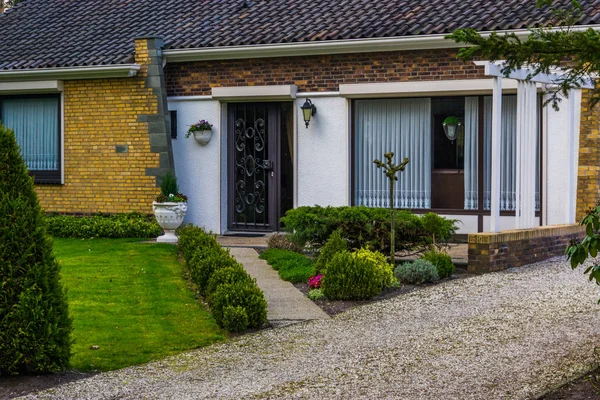 Moderna casa di lusso olandese con giardino anteriore, Nuova architettura nei Paesi Bassi — Foto Stock