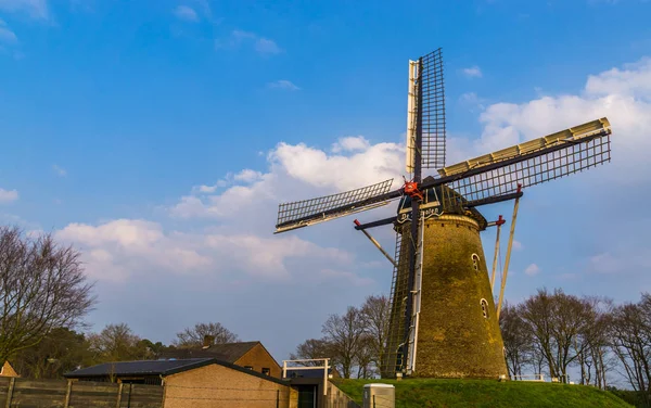 北ブラバント州ルーチェンの風車、オランダ、古典的なオランダの建築 — ストック写真