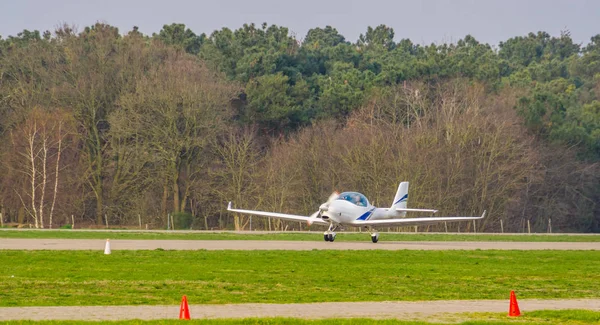 White stunt airplane taking off, recreational air transportation — Stock Photo, Image