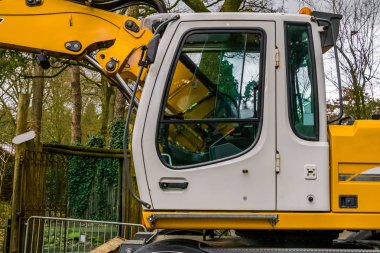 Modern bir kazı makinesinin kabini, yeni ekipman ve teknoloji, yer değiştiren endüstri arka planı.