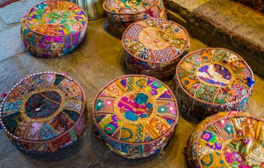 yerde renkli meditasyon yastıkları, manevi bir merkezde koltuklar