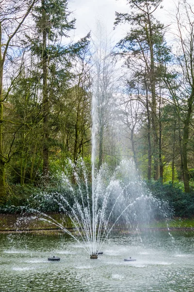Närbild av en vatten fontän sprutar vatten, vackra dekorationer för trädgården — Stockfoto