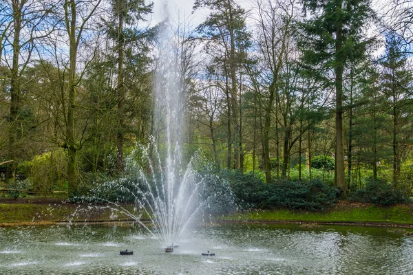 Trädgård och parkdekorationer, vatten fontän sprutning vatten — Stockfoto