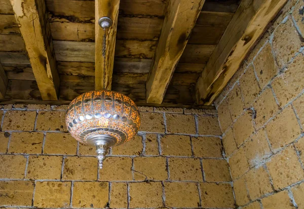 Silberne marokkanische Laterne, die auf einem Holzdach hängt, traditionelle Innenausstattung und Dekorationen — Stockfoto