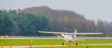 Beyaz dublörlü uçak, eğlence sporu ve hobi, havaalanında uçak.