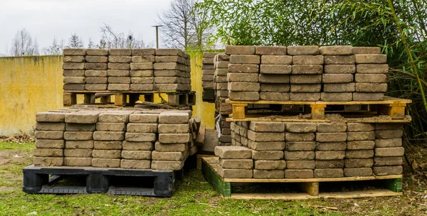 Paletas apiladas con materiales de construcción, adoquines en una paleta, almacenamiento para la industria del pavimento — Foto de Stock