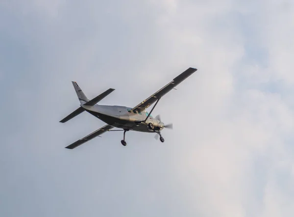 Recreational airplane flying with cloudy weather, air transportation, hobby and sports — Stock Photo, Image