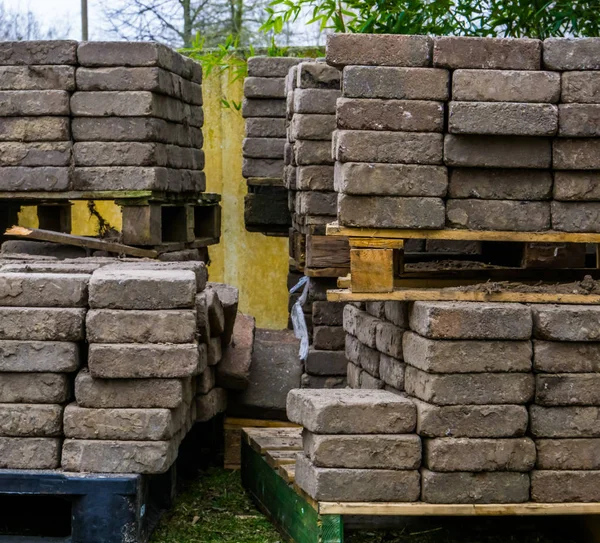 Paletas apiladas con adoquines, materiales de construcción, industria del pavimento — Foto de Stock