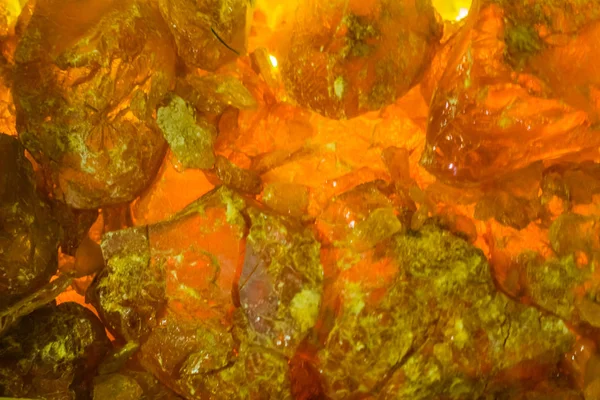 Minta narancs izzó ásványi kő makró closeup, bányászati háttér — Stock Fotó