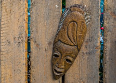 ahşap bir çit, tropikal bahçe süslemeleri, yerli arka plan asılı geleneksel Afrika maskesi