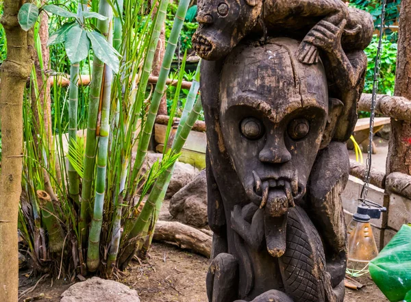 Böse aussehende afrikanische geschnitzte Holzskulptur, traditionelle Gartendekoration — Stockfoto