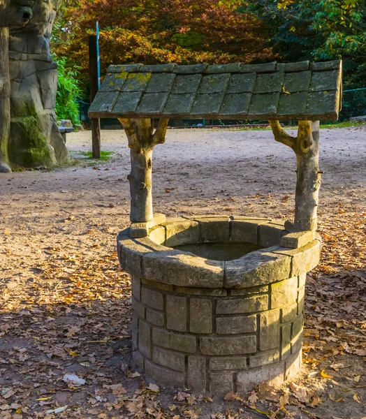 Klassischer Brunnen, mittelalterlich anmutende Architektur, historische Dekorationen — Stockfoto