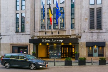 Antwerpen, Belçika, 23 Nisan 2019, Antwerp şehrindeki Hilton Oteli'nin girişinde kapı önünde bekleyen bir taksi arabası ile