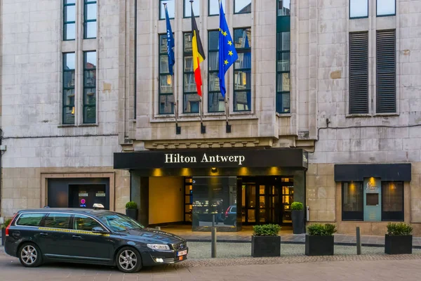 Antwerpen, België, 23 april 2019, de ingang van het Hilton Hotel in Antwerp City met een taxi auto wachtend voor de deur — Stockfoto