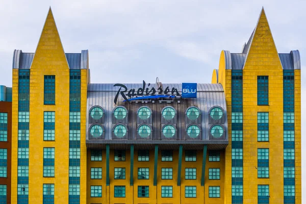 Het Radisson Blu Astrid Hotel met Sign Board in Antwerp City, populaire World Wide hotelketen, Antwerpen, België, 23 april 2019 — Stockfoto