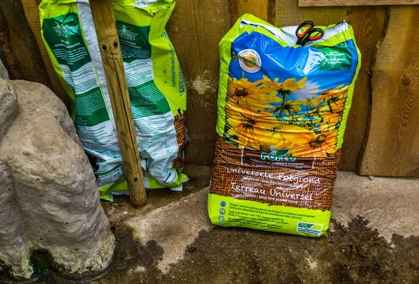 Kwadendamme, 19 de marzo de 2019, bolsa humuforte de tierra para macetas, fertilizantes orgánicos, productos de jardinería biológica — Foto de Stock