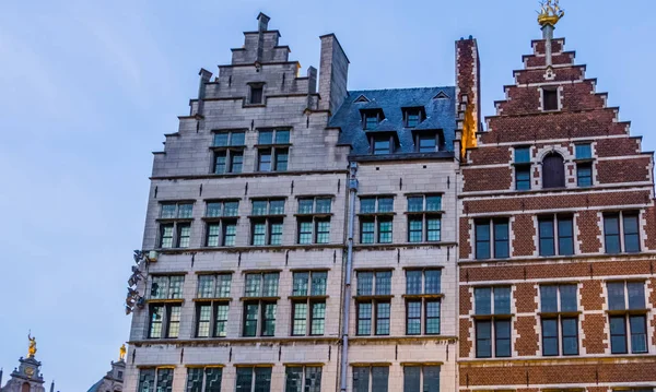 Antiguas cabañas clásicas en el centro de Amberes, antigua arquitectura de antwerpen, Bélgica — Foto de Stock