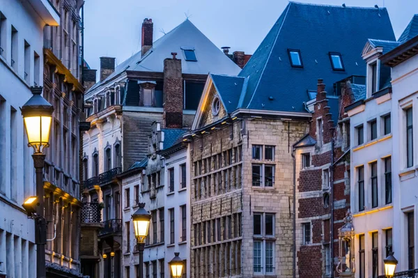 Antwerp, antwerpen, Belçika şehrinde ışıklı sokak lambaları ile eski klasik şehir mimarisi — Stok fotoğraf