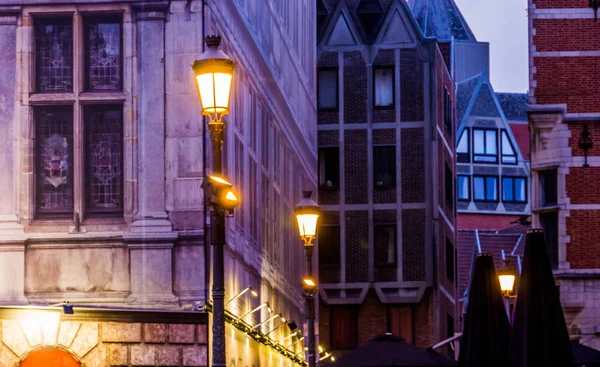 Farolas iluminadas con arquitectura clásica antigua, La ciudad de la antorcha de noche, Amberes, Bélgica — Foto de Stock