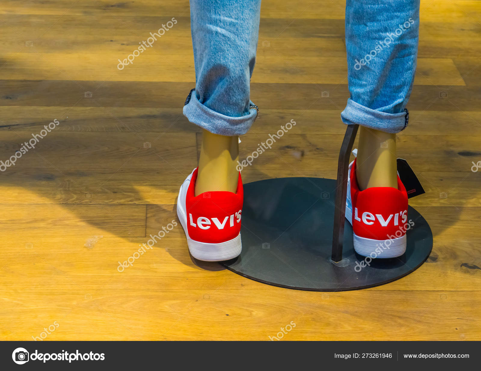 Red and white Levi's shoes on a dummy in the shopping window, Antwerpen,  Belgium, April 23, 2019 – Stock Editorial Photo © jaapbleijenberg #273261946