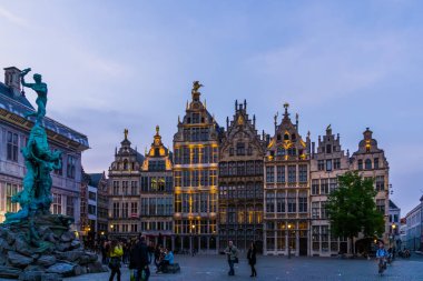 Antwerp şehrinin grotemarkt tarihi binaları ile anıt heykel, Antwerpen, Belçika, Nisan 23, 2019
