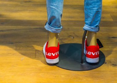 Alışveriş penceresinde bir kukla üzerinde kırmızı ve beyaz Levi ayakkabıları, Antwerpen, Belçika, Nisan 23, 2019
