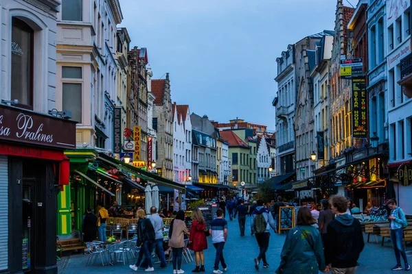 Caminar por las calles llenas de gente de la ciudad antwerp durante la noche en el grotemarkt, Amberes, Bélgica, 23 de abril de 2019 — Foto de Stock