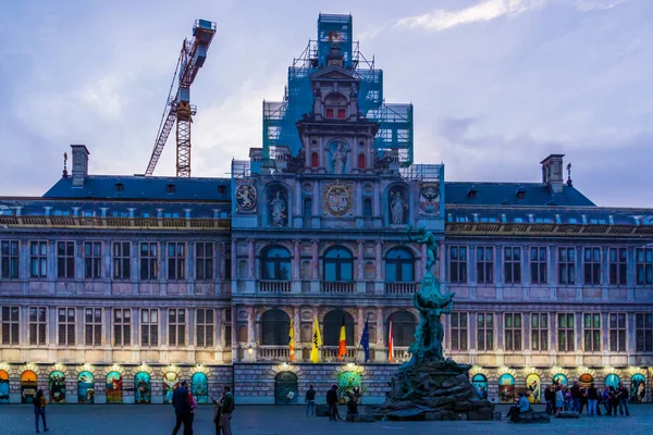 El ayuntamiento de antena con estatua monumental iluminada por la noche, grotemarkt, Amberes, Bélgica, 23 de abril de 2019 — Foto de Stock